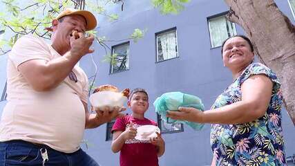 Família leva marmita e almoça na porta de local do Enem em Manaus enquanto espera a filha