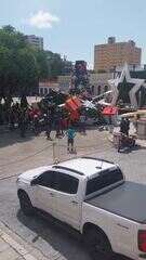 Guindaste com decoração de Natal tomba no Largo São Sebastião em Manaus
