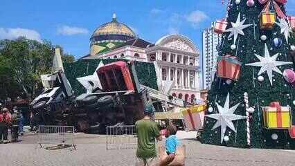 Montagem de árvore de Natal desaba após queda de guindaste no Largo de São Sebastião