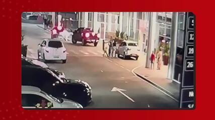 Vídeo mostra o momento em que homem é executado em shopping