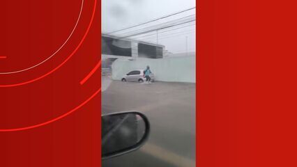 Ruas alagam durante temporal em Manaus