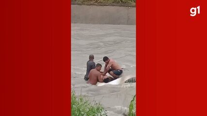 Jovem é resgatado após ficar submerso em carro levado por enxurrada em Manaus