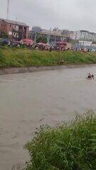Bombeiros utilizam técnicas de içamento para retirar vítima de carro submerso em igarapé
