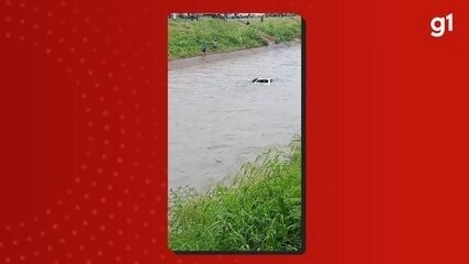 Motorista afunda com carro em igarapé durante temporal em Manaus