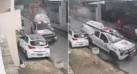 Perseguição policial termina com viatura batendo em carros estacionados em Manaus