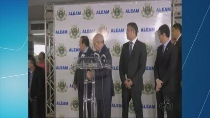 Jovem que jogou notas falsas de dinheiro em José Melo presta depoimento