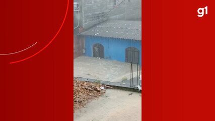 Chuva forte alaga ruas e avenidas de Manaus na tarde desta sexta-feira