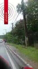Vídeo mostra carro que caiu em área de mata durante chuva na avenida do Turismo, em Manaus