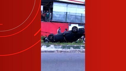 Carro capota em avenida na Zona Sul de Manaus