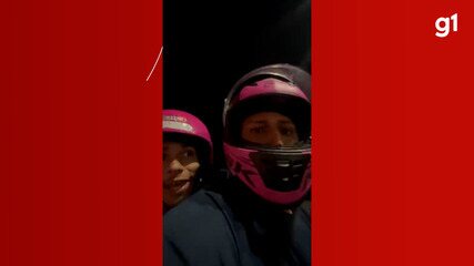 Jovem tem celular furtado por dupla no momento que gravava vídeo em moto