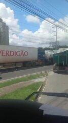 Engavetamento envolvendo dois caminhões e três carros causa lentidão em avenida de Manaus