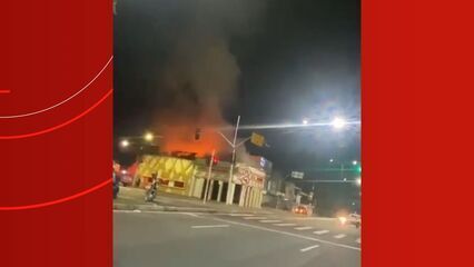 Incêndio atinge bar em Manaus na madrugada de domingo (25)