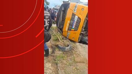 Micro-ônibus capota em avenida na Zona Leste de Manaus