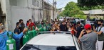 Famílias em busca de oxigênio em Manaus.