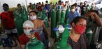 Parentes de pacientes internados em Manaus fazem fila para compra de oxigênio no dia 18 de janeiro.