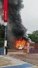Ônibus do transporte público é destruído por incêndio na Zona Oeste de Manaus