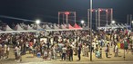 Pessoas reunidas para o Réveillon na Praia da Ponta Negra, em Manaus.