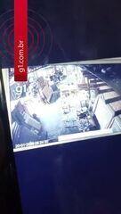 Vídeo mostra o momento em que suspeito ateia fogo em fábrica de móveis de Manaus