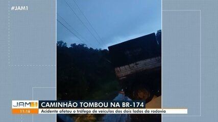 Caminhão tomba na BR-174: acidente afeta tráfego de veículos na rodovia
