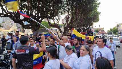 Venezuelanos se reúnem no Largo de São Sebastião, em Manaus, após ataque dos EUA