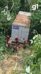 Caminhão-baú cai em ribanceira e motorista fica preso às ferragens na Zona Leste de Manaus