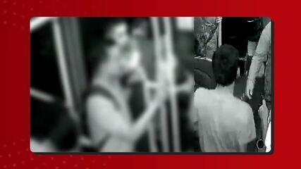 Veja o momento em que mulher é esfaqueada durante assalto em ônibus de Manaus