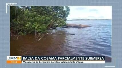 Moradores denunciam falta de água após flutuante da COSAMA ficar parcialmente submerso