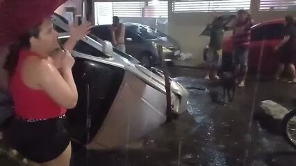 Carro com três pessoas cai cratera em rua na Zona Norte de Manaus; VÍDEO