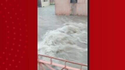 Chuva forte alaga ruas e avenidas de Manaus neste sábado