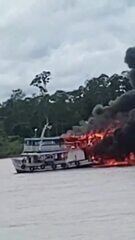 Barco fica em chamas após explosão em rio no interior do Amazonas