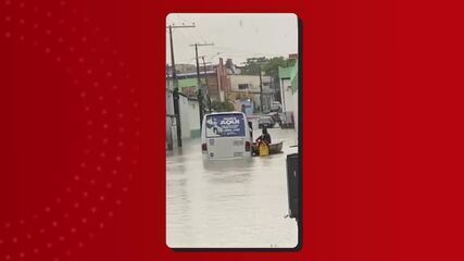 Passageiros de micro-ônibus são resgatados por bombeiros com bote durante chuva em Manaus