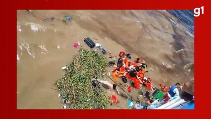 Embarcação afunda e passageiros ficam à deriva no Encontro das Águas em Manaus