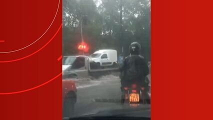 Chuva causa transtornos em Manaus nesta terça-feira (3)