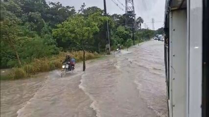 Forte chuva alaga avenida em Manaus
