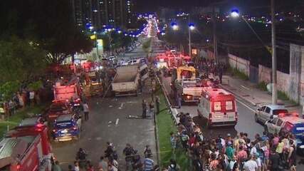 No AM, acidente entre micro-ônibus e caminhão mata mais de dez pessoas