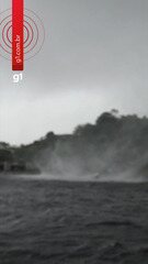 Redemoinho se forma no Rio Negro e destrói parte de barco durante forte chuva em Manaus