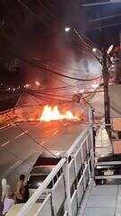 Moradores do bairro Compensa fazem manifestação após morte de jovem em Manaus