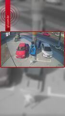 Frentista é surpreendido por motorista que foge após abastecer em Manaus