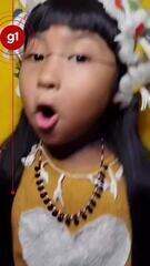 Menina indígena Sateré-Mawé ganha projeção ao mostrar rotina na comunidade