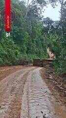 Ônibus com estudantes capota após não conseguir subir ladeira na zona rural de Manaus