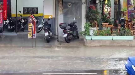 Chuva inunda rua em Manaus