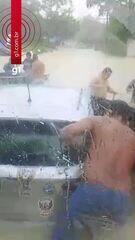 Vídeo mostra homens tentando retirar carro preso em alagamento em Manaus