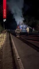 Caminhão-tanque com 50 mil litros de combustível pega fogo na BR-174, no AM