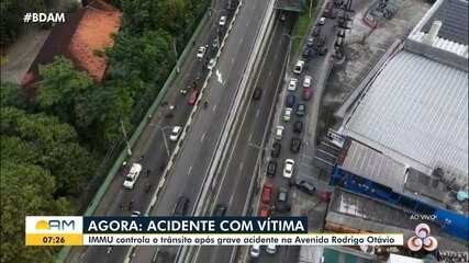Motociclista morre em acidente com carreta na Avenida Rodrigo Otávio em Manaus