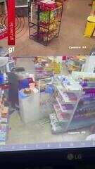 Câmeras registram momento em que comerciante é morto durante assalto a mercadinho no AM