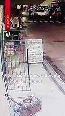 Vídeo mostra suspeitos de matar comerciante em Manaus chegando ao local do crime