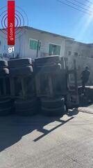 Contêiner tomba em rua na Zona Norte de Manaus