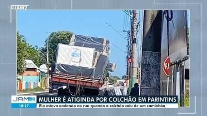 Mulher é atingida por colchão que se desprendeu de caminhão em Parintins