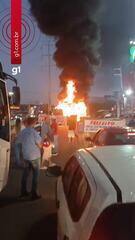 Micro-ônibus é incendiado durante manifestação de trabalhadores do transporte alternativo. Vídeo: Redes Sociais