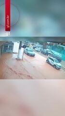 Vídeo mostra momento em que rompimento de tubulação alaga avenida de Manaus